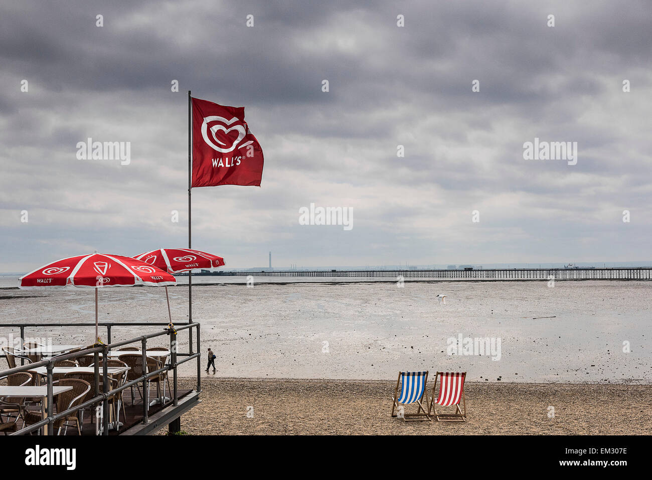 Ein Café am Southend direkt am Meer an einem bewölkten Tag. Stockfoto