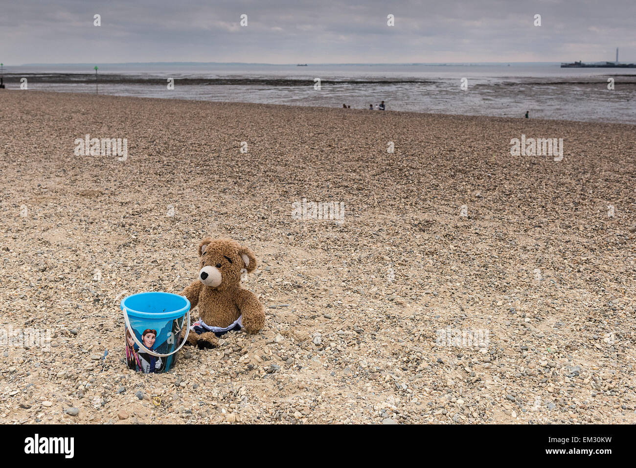 Ein Teddybär auf Jubilee Strand in Southend an einem bewölkten Tag. Stockfoto