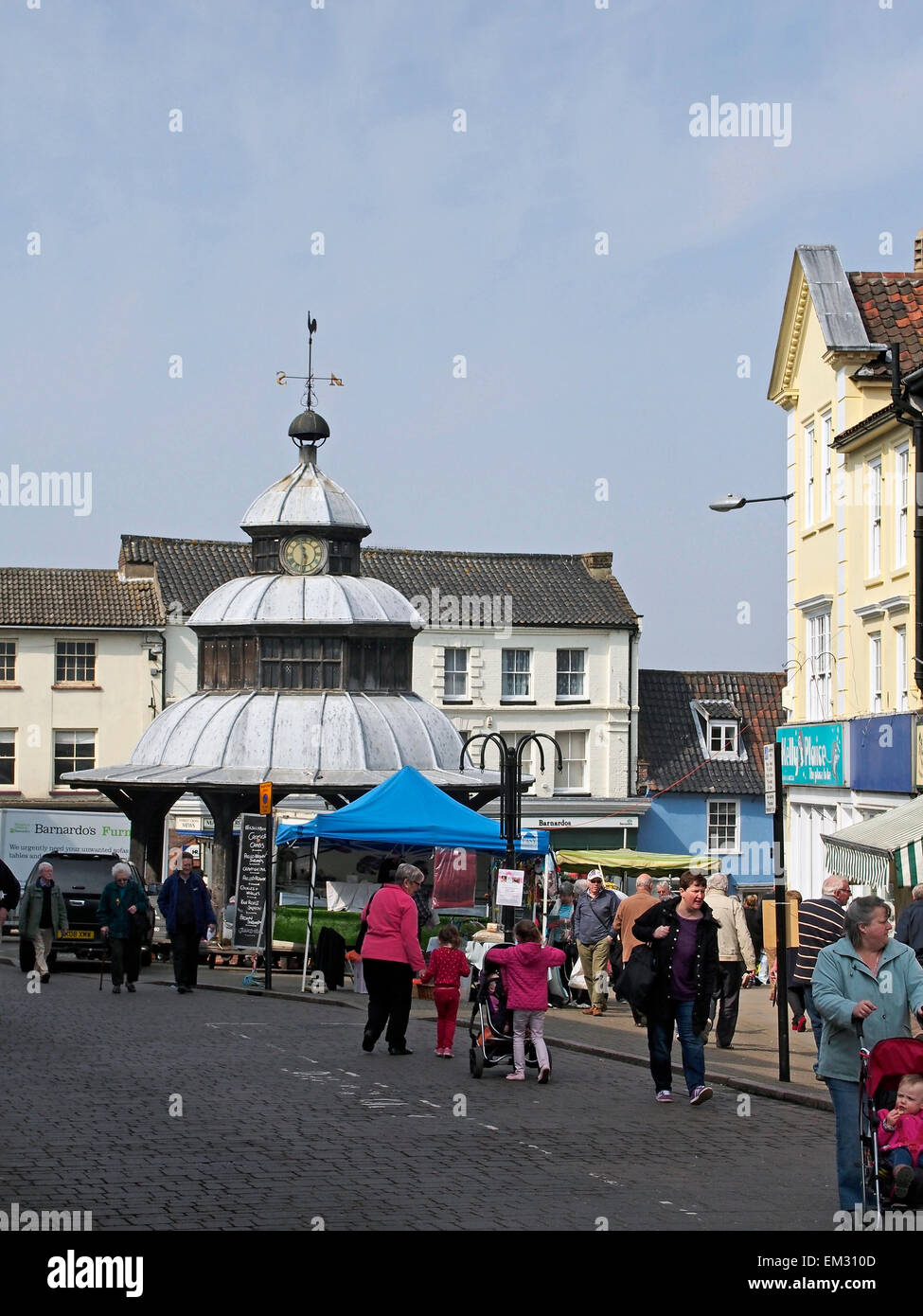 Der Marktplatz am Markttag in North Walsham, eine hübsche Stadt in North Norfolk mit dem Markt Kreuz im Hintergrund. Stockfoto