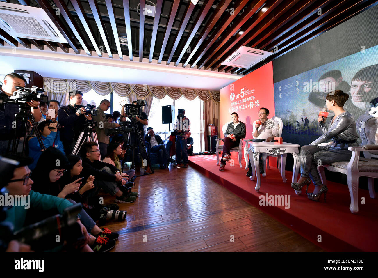 Peking, China. 16. April 2015. Regisseur Liang Jie (3. R) und Schauspieler An Zehao (2. R) an eine Pressekonferenz des Films "Gun Transit" im Rahmen des 5. Beijing International Film Festival in Peking, Hauptstadt von China, 16. April 2015 teilnehmen. © Li Xin/Xinhua/Alamy Live-Nachrichten Stockfoto