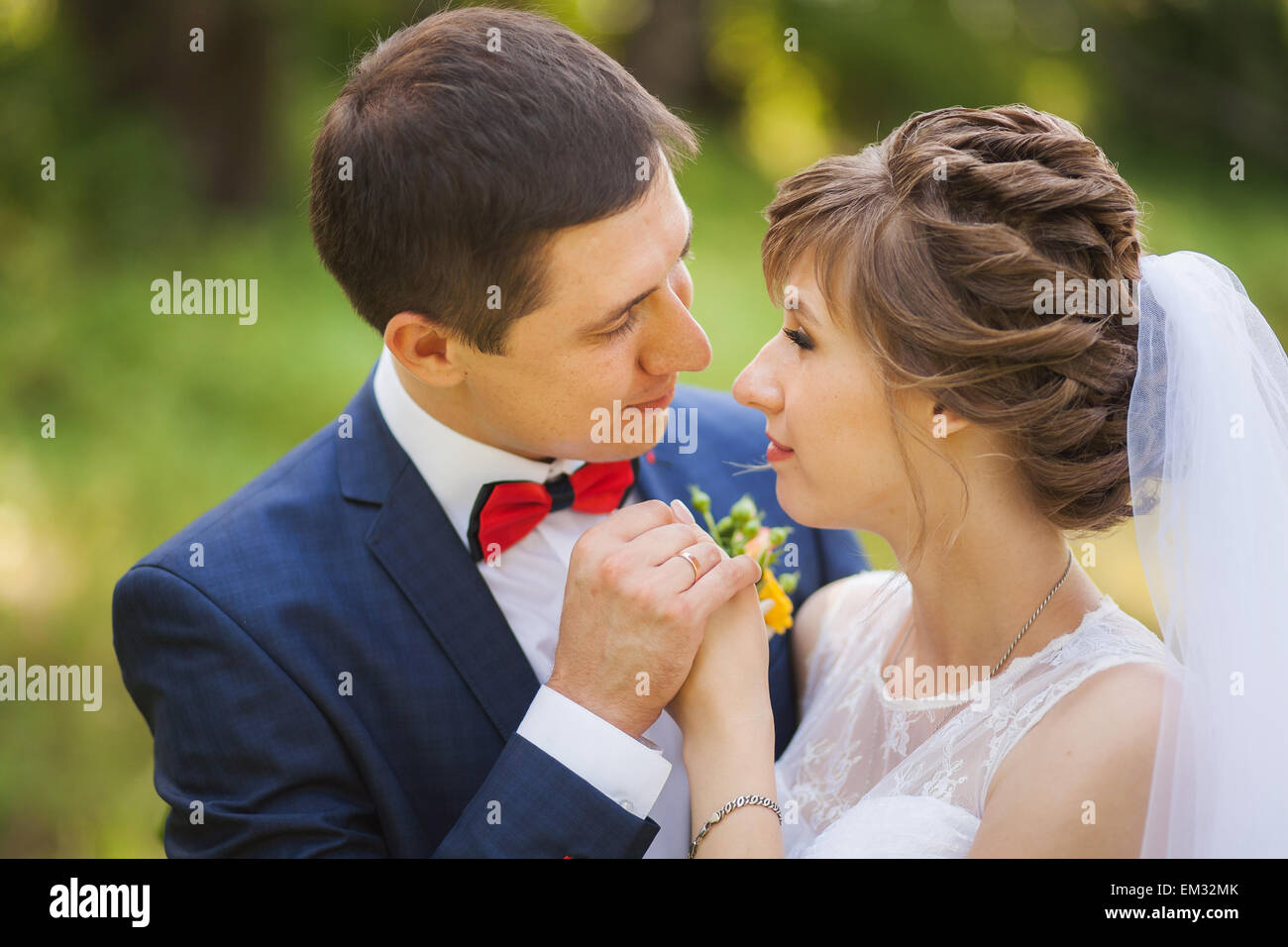 Glückliche Braut, Bräutigam, stehend im grünen Park, küssen, Lächeln, lachen. Close-up Stockfoto