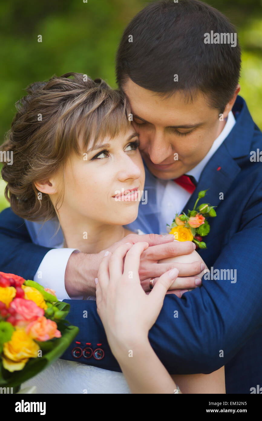 Glückliche Braut, Bräutigam, stehend im grünen Park, küssen, Lächeln, lachen. Close-up Stockfoto