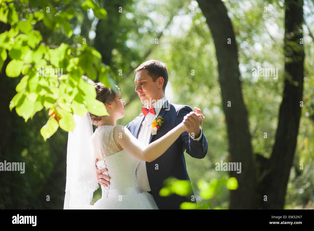 Glückliche Paare tanzen im grünen park Stockfoto