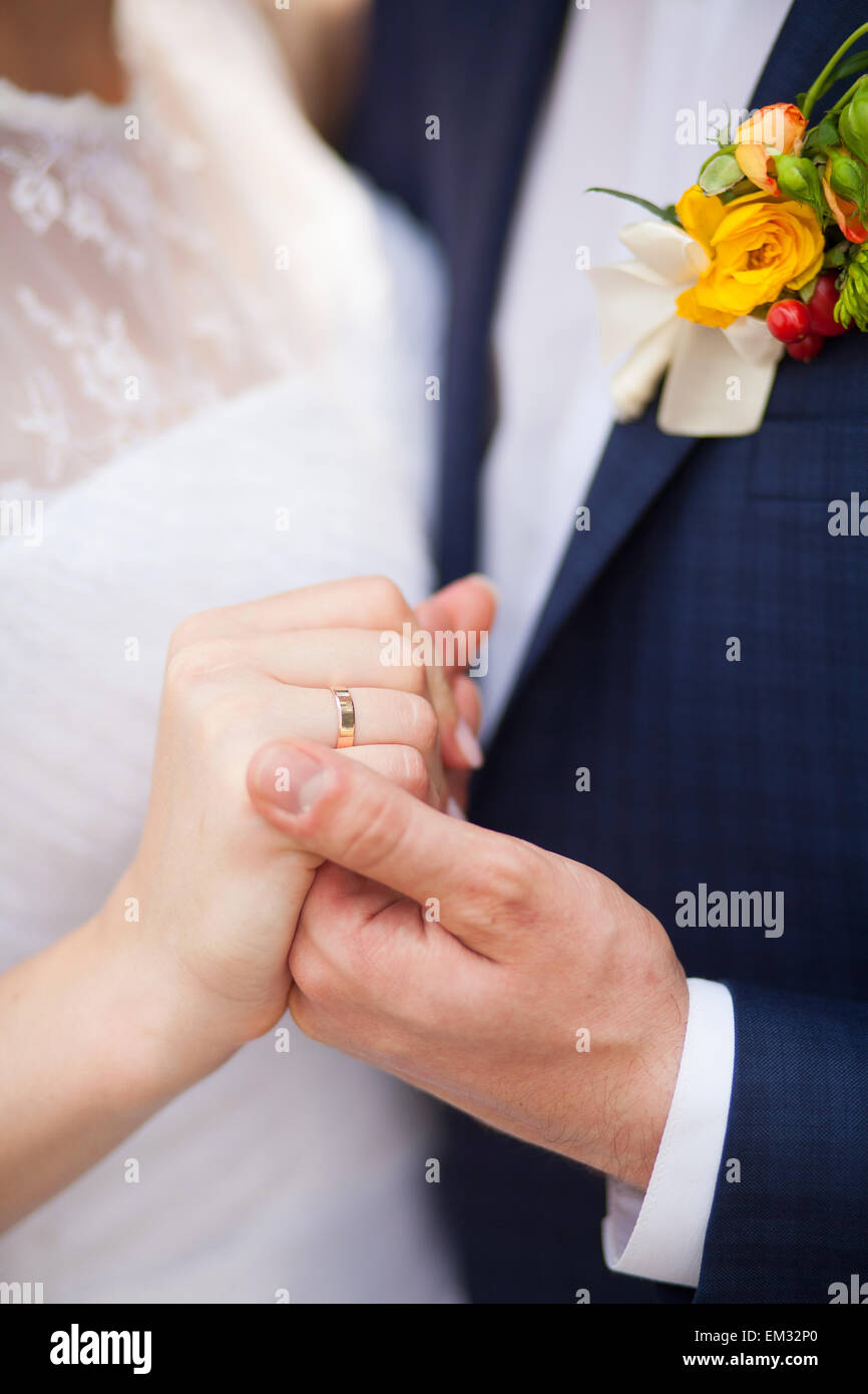 Nahaufnahme der Hände des Brautpaares unkenntlich.  Liebe-Konzept. Familie lifestyle Stockfoto