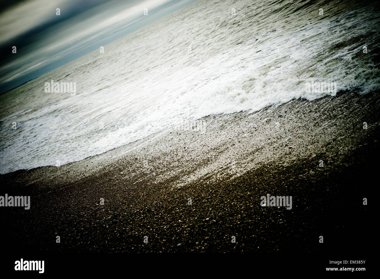 Shoreham Strand, England, Heiligabend 2014 aufgenommen. Sehr kalt und windig, schöne Wolken. Stockfoto