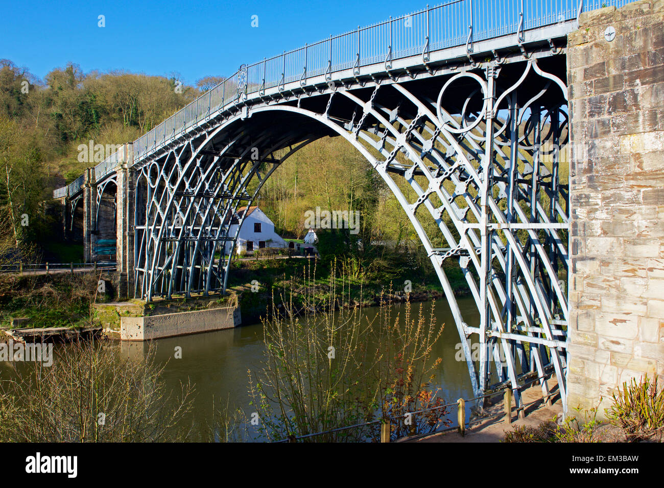 Die Eisenbrücke in Ironbridge, Shropshire, England UK Stockfoto