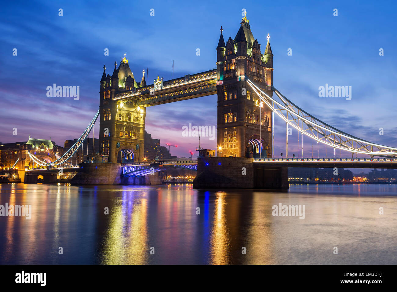 Berühmte Tower Bridge am Abend, London, England Stockfoto