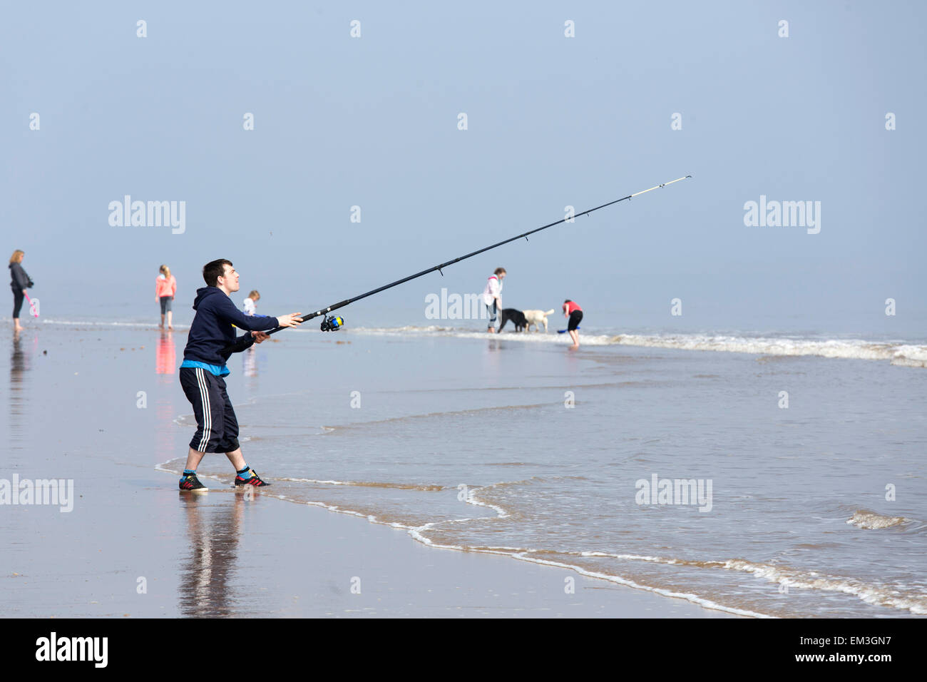 Ein Mann-Meeresangeln am Strand in Skegness an Feiertag Stockfoto