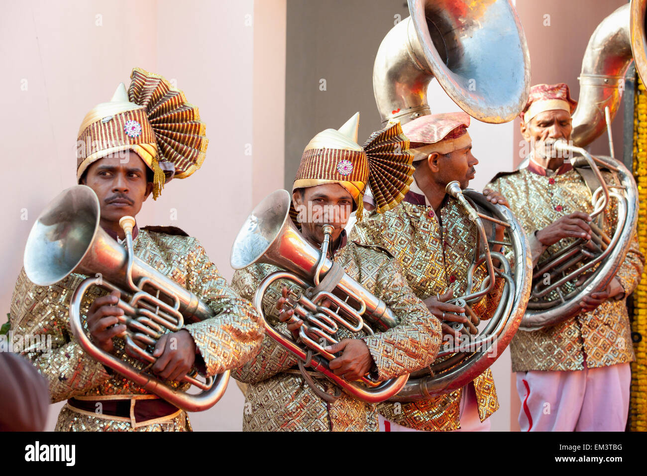 Eine indische Blaskapelle bei einer Hochzeit; Ludhiana, Punjab, Indien Stockfoto