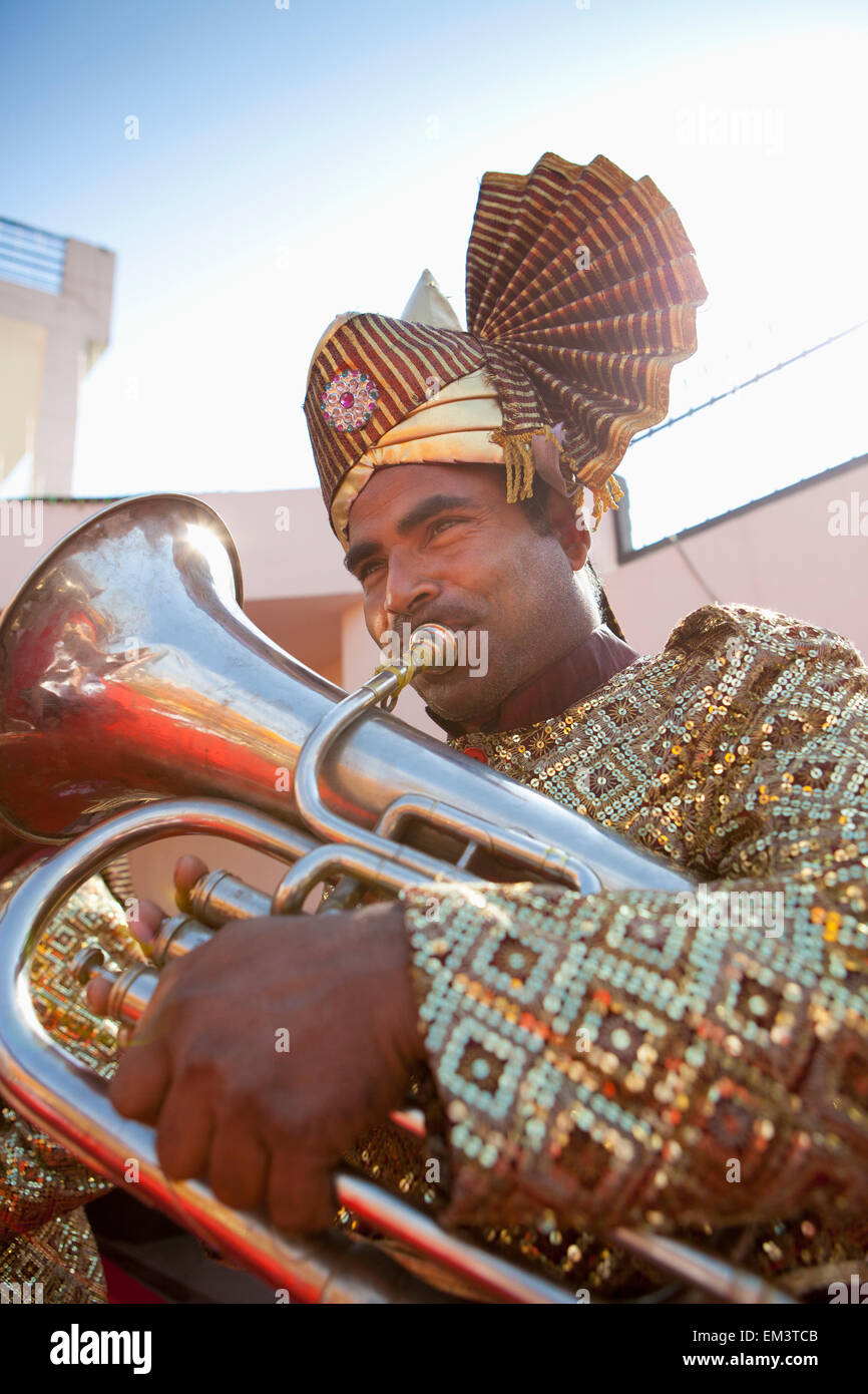 Ein Mann, ein Blechblasinstrument spielen; Ludhiana, Punjab, Indien Stockfoto