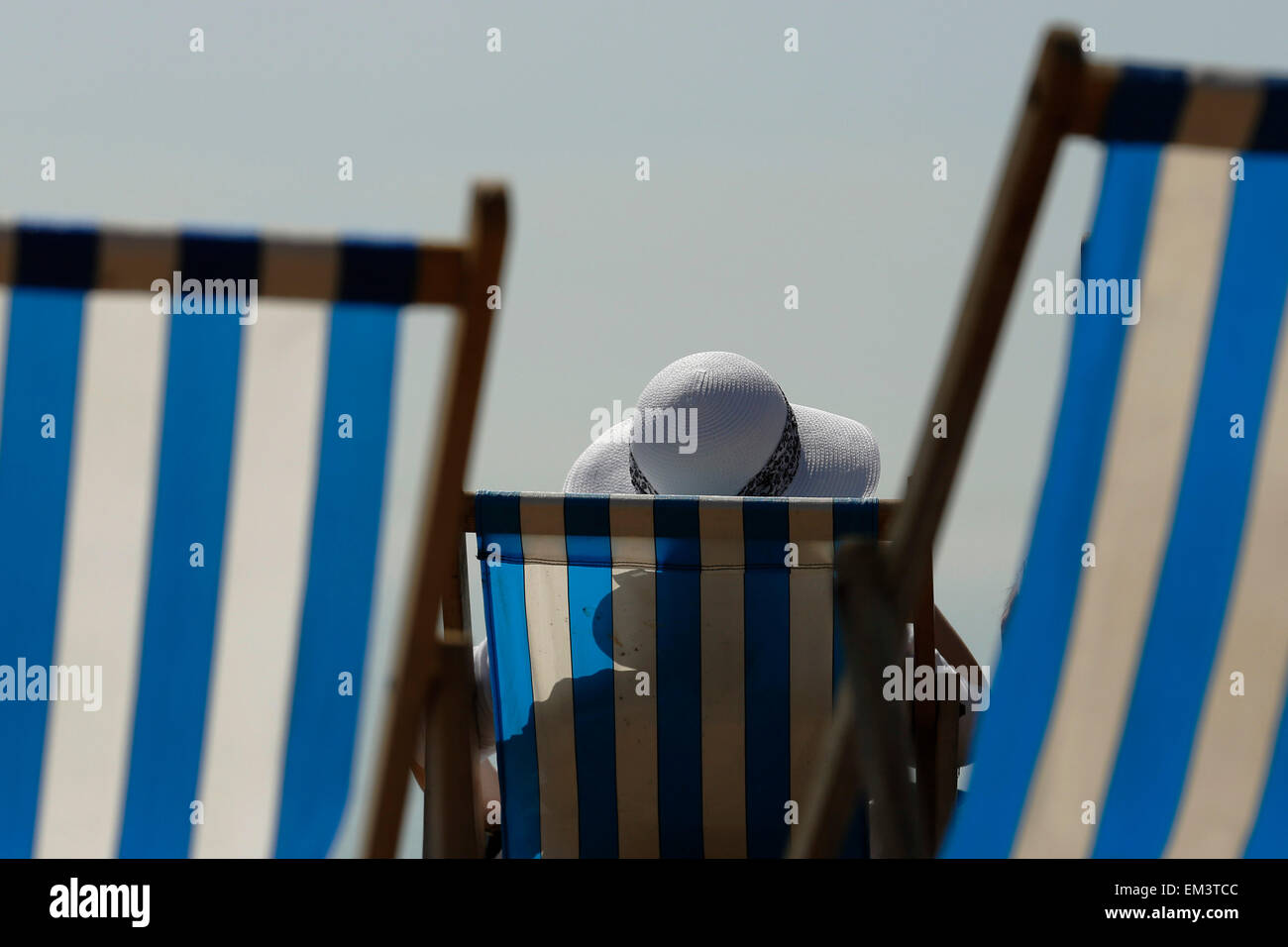 Eine Frau sonnt sich in der hohen Temperaturen und Sonnenschein in Brighton in East Sussex Stockfoto