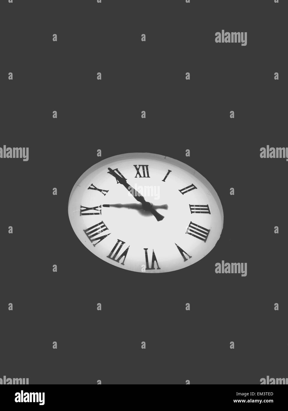 Outdoor-Uhr stehen nachts um 21:00 Stockfoto