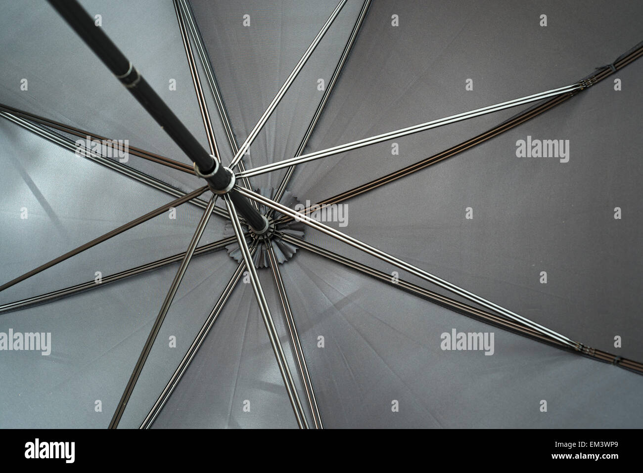 schwarzer Regenschirm mit Speichen von unten Stockfoto