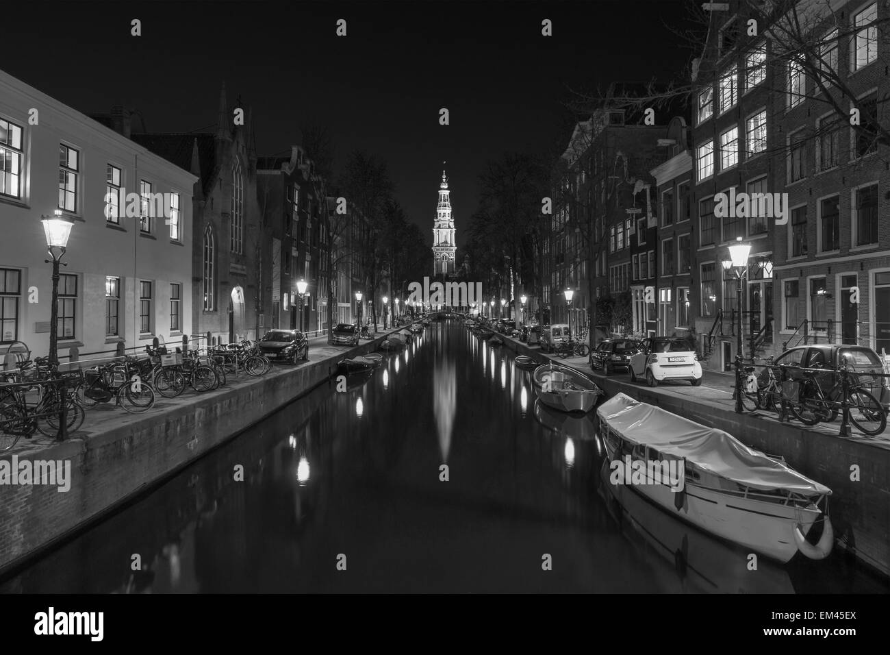 Amsterdamer Kanal in der Nacht in schwarz / weiß Stockfoto