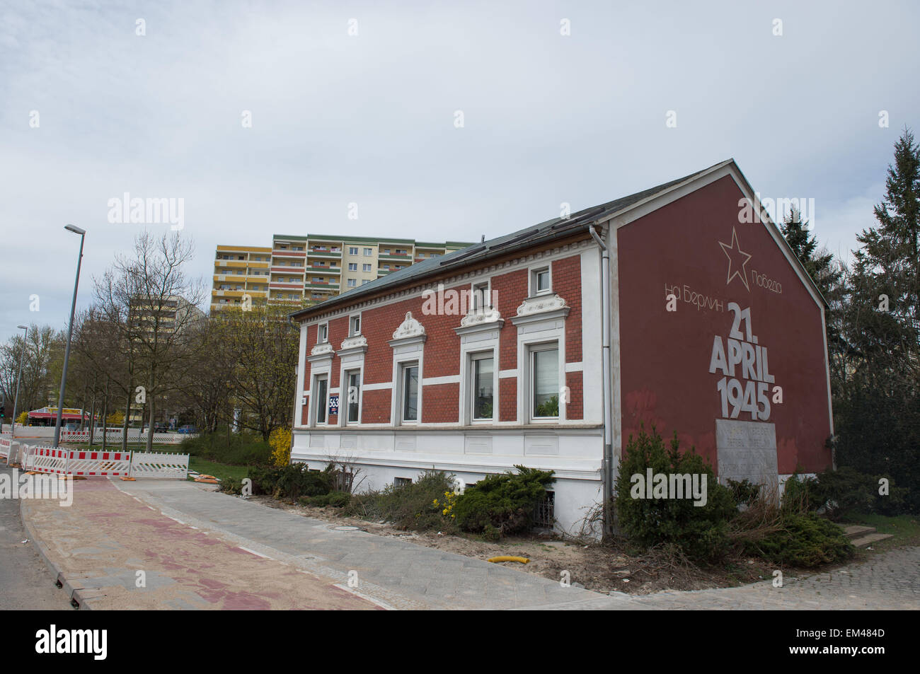 Das Schreiben auf das Haus an der Landsberger Allee 563 liest in kyrillischen Buchstaben "Popeda" (Sieg), "Na Berlin" (nach Berlin) und in weißen Zahlen das Datum 21 April 1945' in Berlin, 14. April 2015. Das Haus gilt als das erste Gebäude in Berlin, das vom faschistischen Regime in Deutschland befreit wurde, als die Rote Armee am 20. April 1945, seinen letzten Angriff auf die Stadt Berlin startete läutet das Ende des zweiten Weltkriegs in Europa. Foto: Tim Brakemeier/dpa Stockfoto