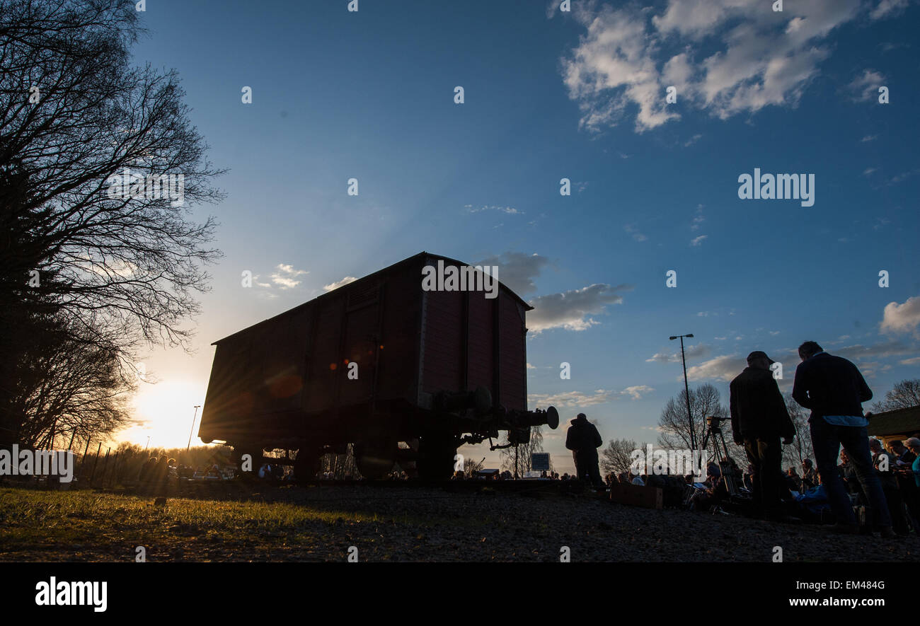 Bergen-Belsen, Deutschland. 15. April 2015. Eine neu erstellte Waggon steht als eine Gedenkstätte an der ehemaligen Laderampe in Bergen-Belsen, Deutschland, 15. April 2015. Die Aktion "Lights on the Tracks" gedenkt der Opfer des NS-Regimes zum 70. Jahrestag der Befreiung des Konzentrationslagers Bergen-Belsen. Foto: Philipp Schulze/Dpa/Alamy Live News Stockfoto