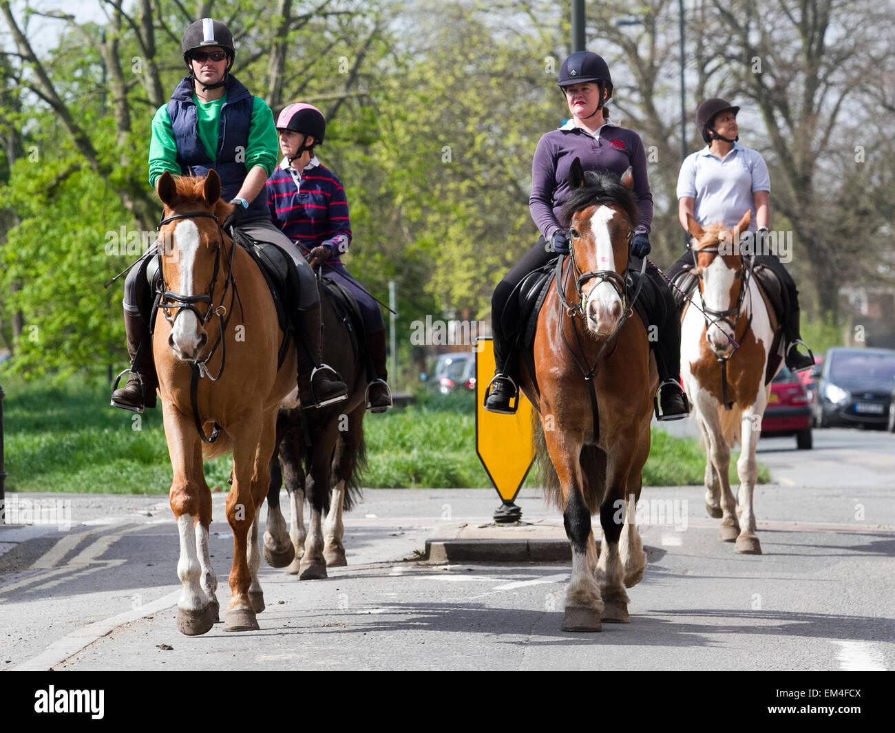 Wimbledon, London, UK. 16. April 2015. Reiter an einem Frühlingstag auf Wimbledon Common. Bildnachweis: Amer Ghazzal/Alamy Live-Nachrichten Stockfoto