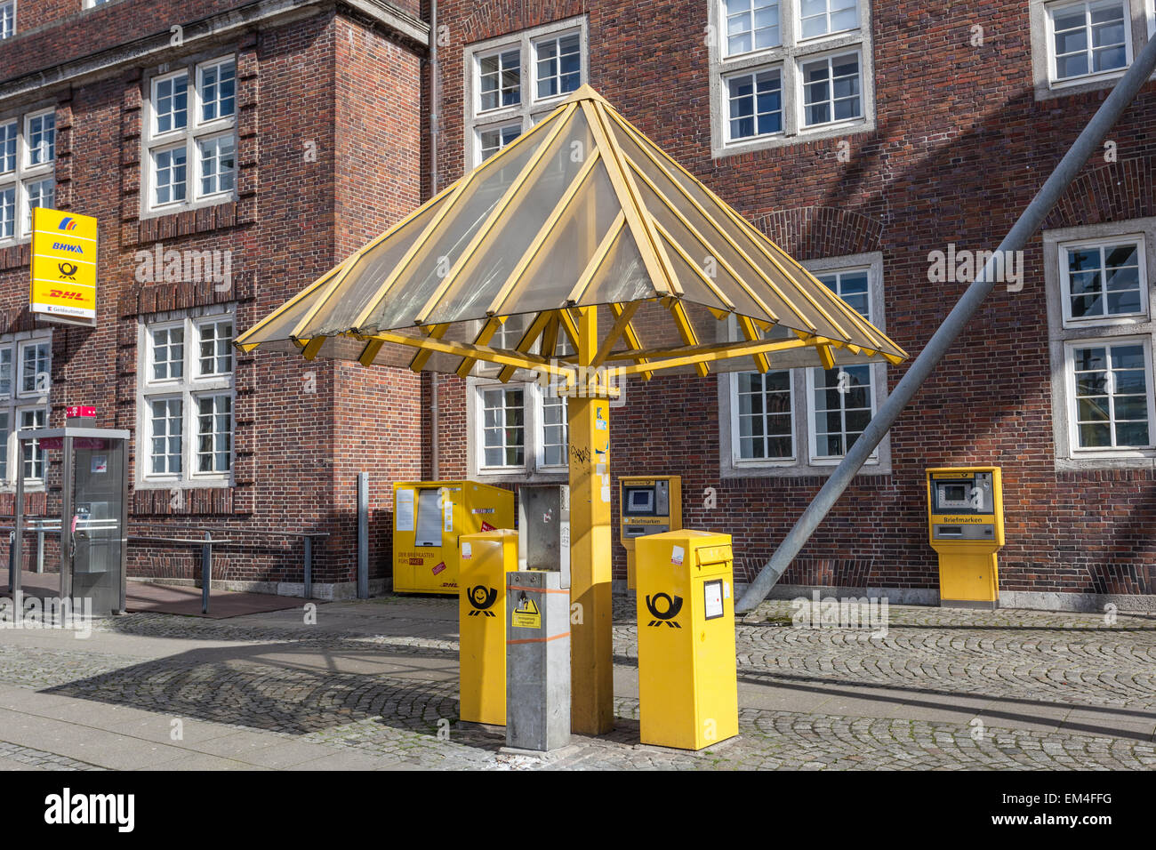 Gelbe Briefkästen der Deutschen Post in der Stadt Bremen, Deutschland Stockfoto