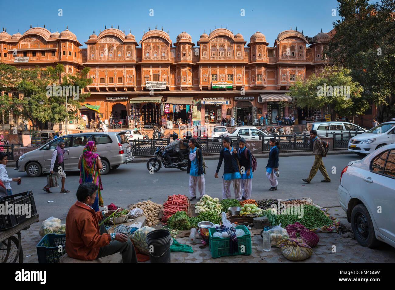 Eine belebte Straße Geschäfte und Anbieter in Jaipur, Rajasthan, Indien Stockfoto