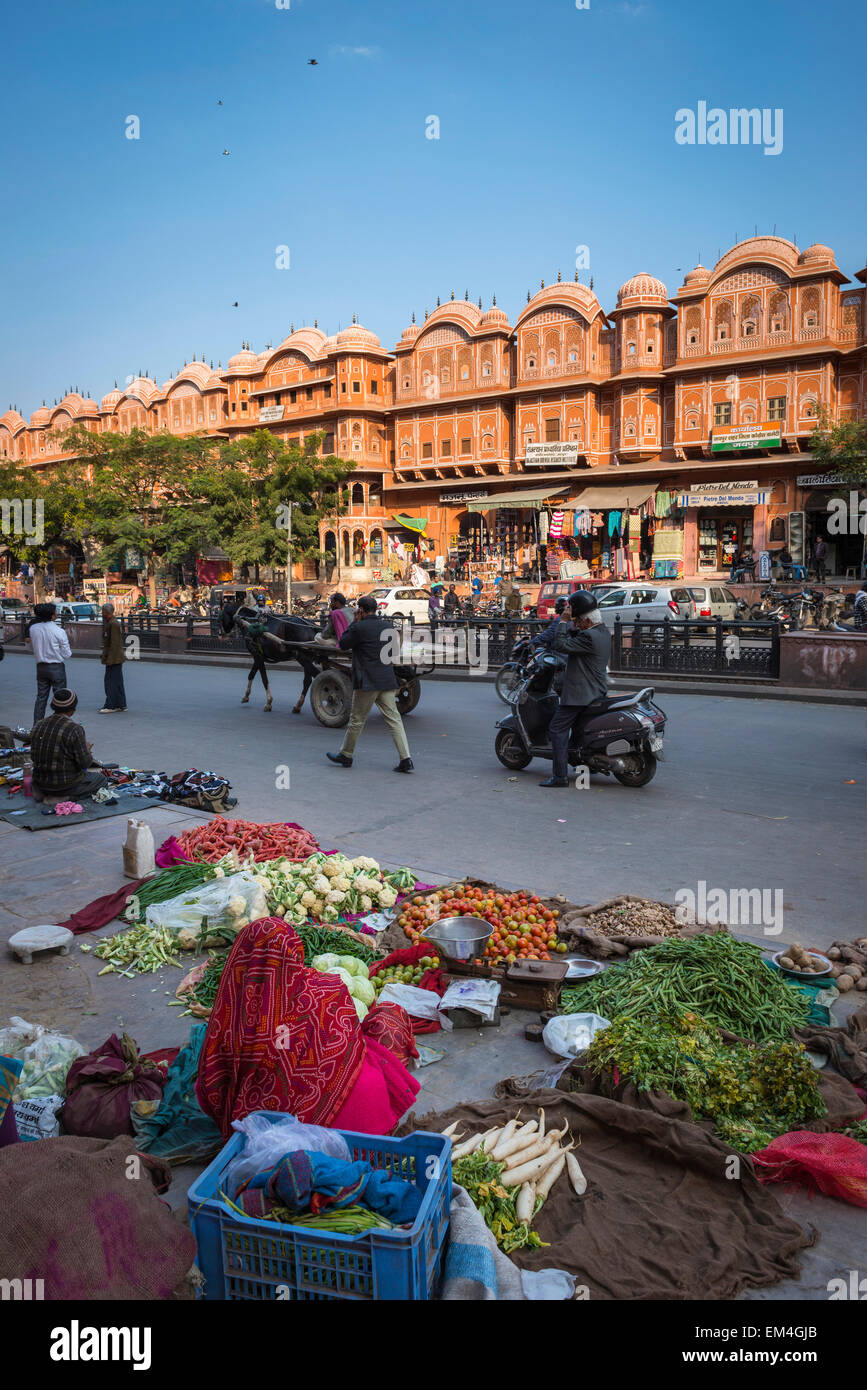 Eine belebte Straße Geschäfte und Anbieter in Jaipur, Rajasthan, Indien Stockfoto