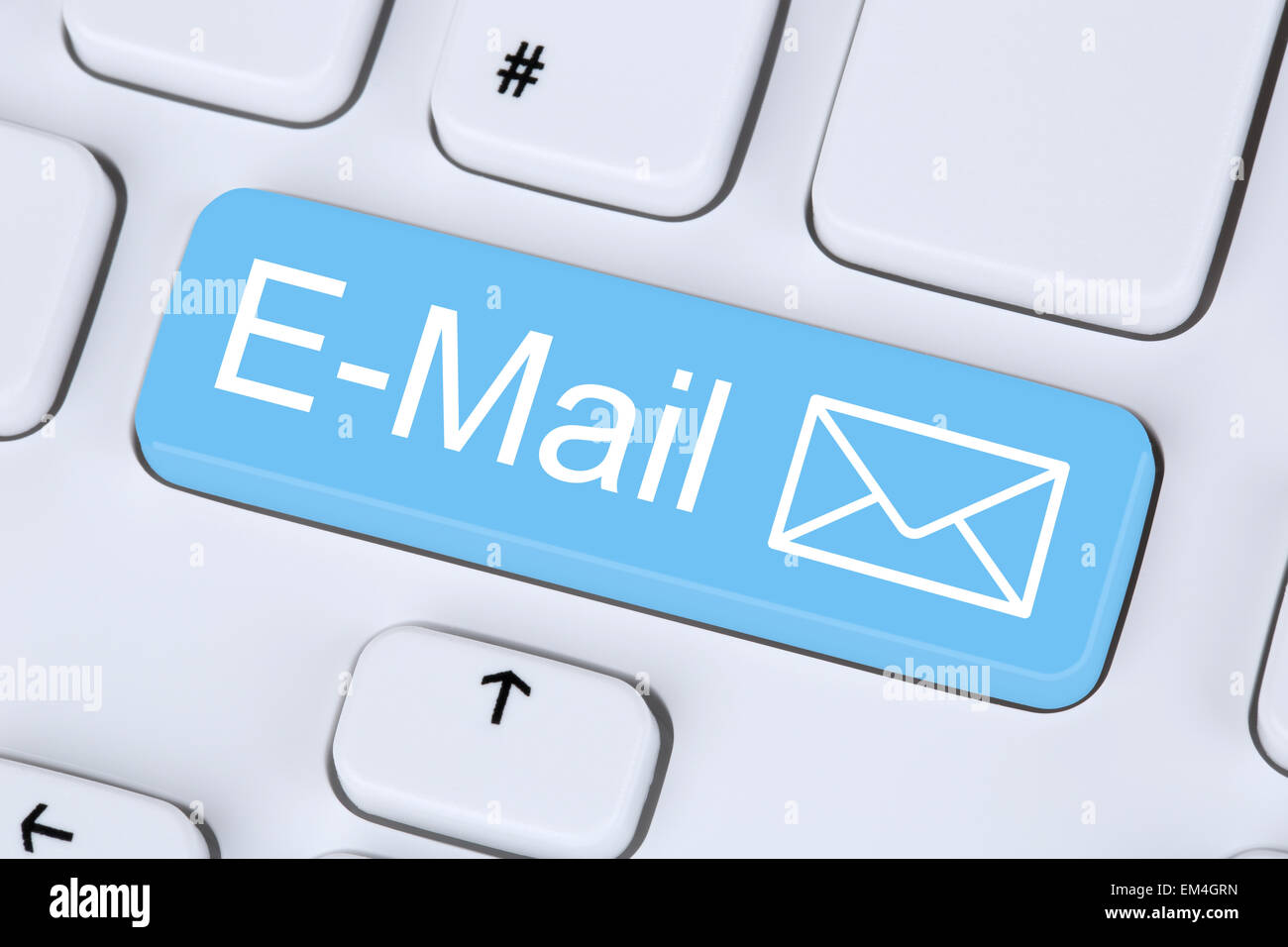 Senden von e-Mail-Nachricht über das Internet auf Computer-Tastatur mit Brief-symbol Stockfoto
