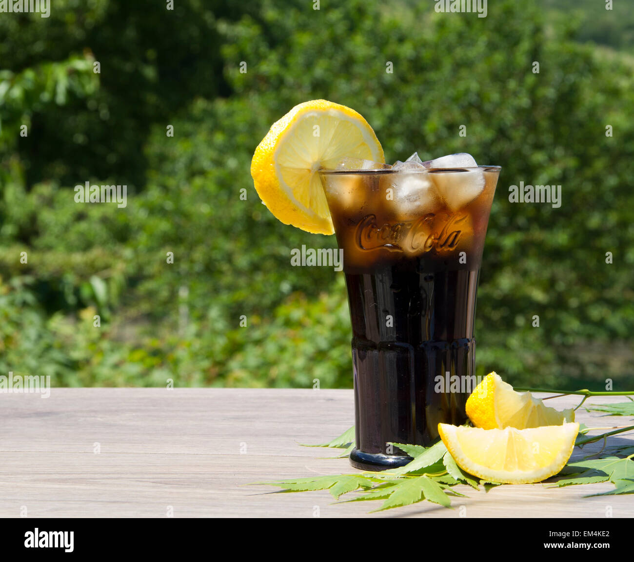 Nahaufnahme von Glas Coca-cola im freien Stockfoto