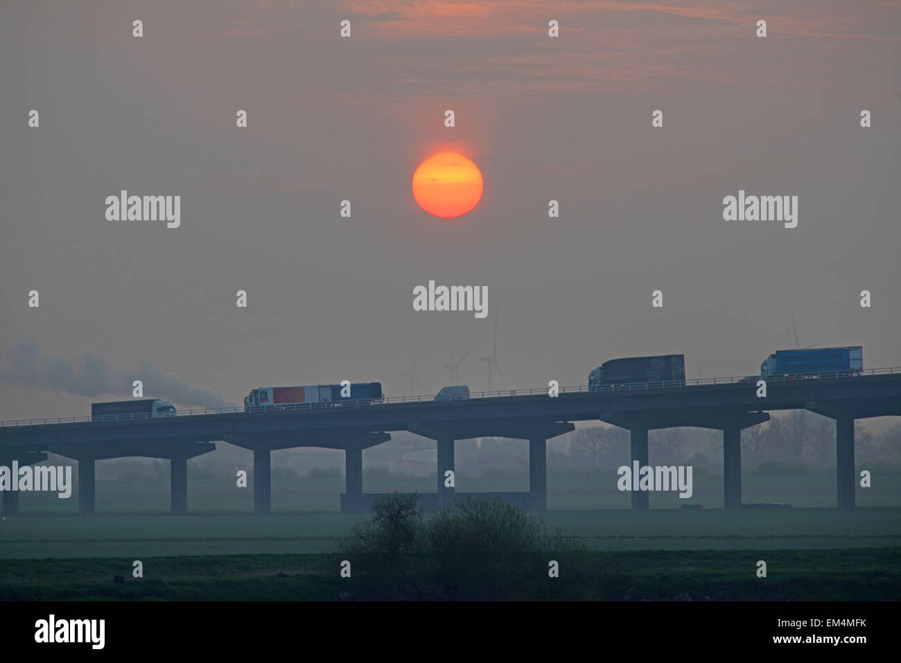 Sonnenaufgang über dem Verkehr mit der Autobahn M62 Ouse Brücke über den Fluss Ouse, nahe Howden Yorkshire Vereinigtes Königreich Stockfoto