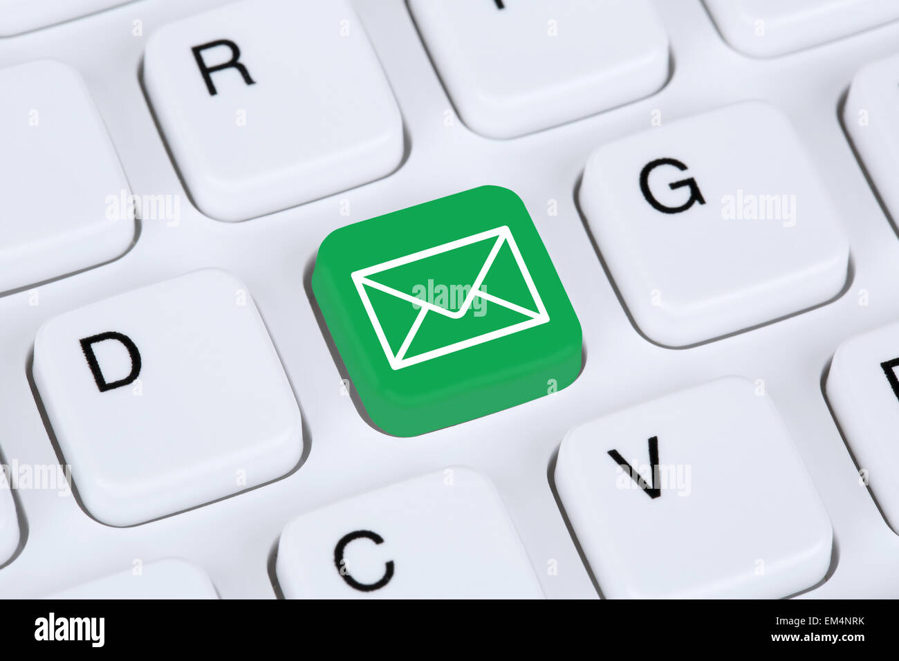 Senden von E-Mails über das Internet mit Computer-Tastatur mit Brief-symbol Stockfoto