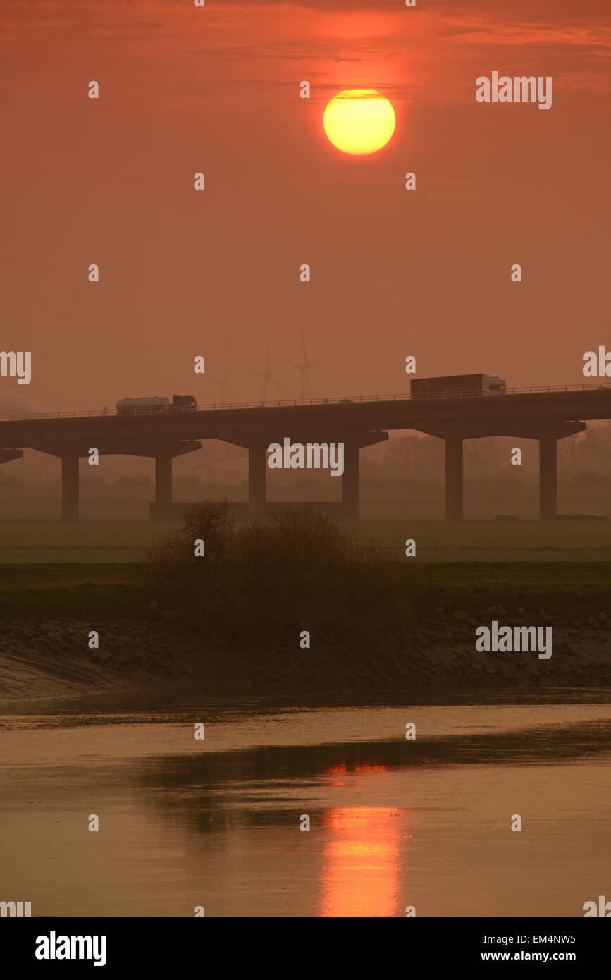 Sonnenaufgang über dem Verkehr mit der Autobahn M62 Ouse Brücke über den Fluss Ouse, nahe Howden Yorkshire Vereinigtes Königreich Stockfoto