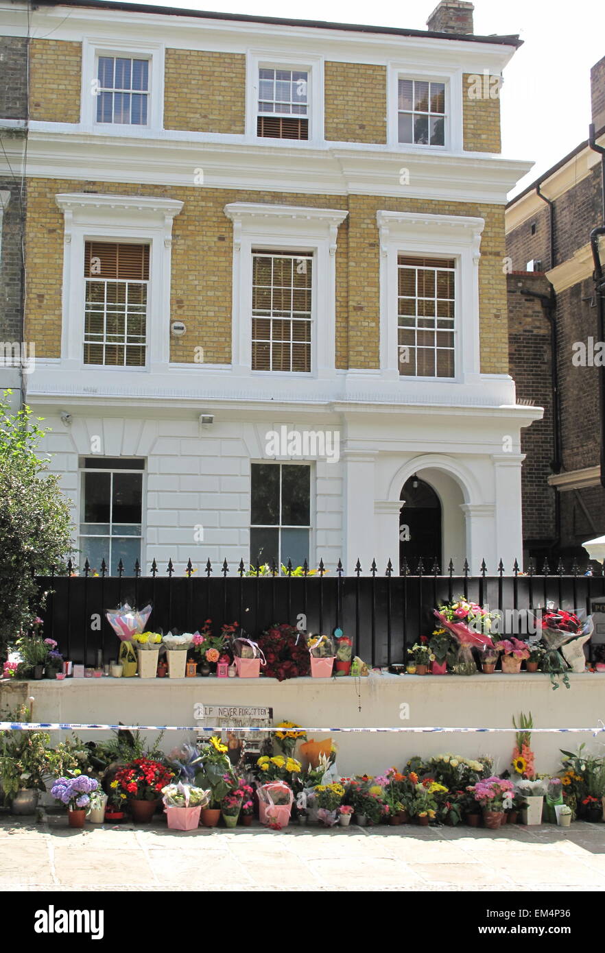 Fans lassen Sie Blumen für Amy Winehouse nach ihrem Tod, vor ihrem Haus in Camden London im Juli 2011 Stockfoto