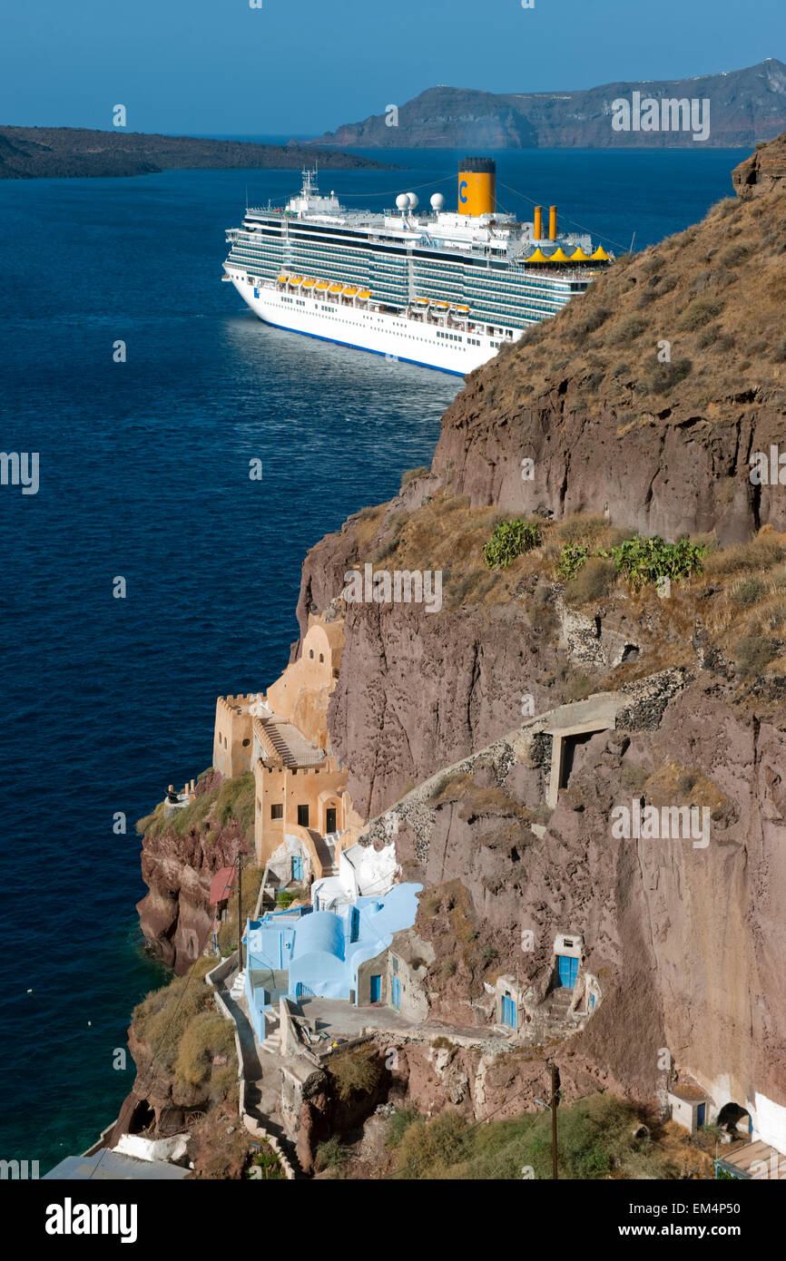 Fira, Santorin, Kykladen, Griechenland Kreuzfahrtschiff Vor Dem Hafen Mesa Gialos, Im Hintergrund Die Inseln Nea Kameni Und Th Stockfoto