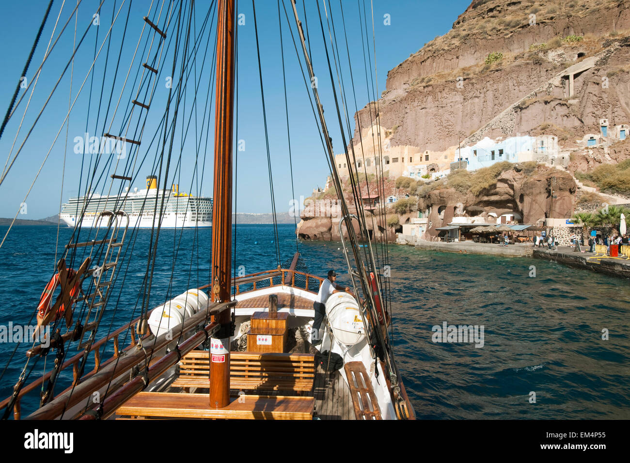 Fira, Santorin, Kykladen, Griechenland Ausflugsboot Und Kreuzfahrtschiff Im Hafen Mesa Gialos Stockfoto