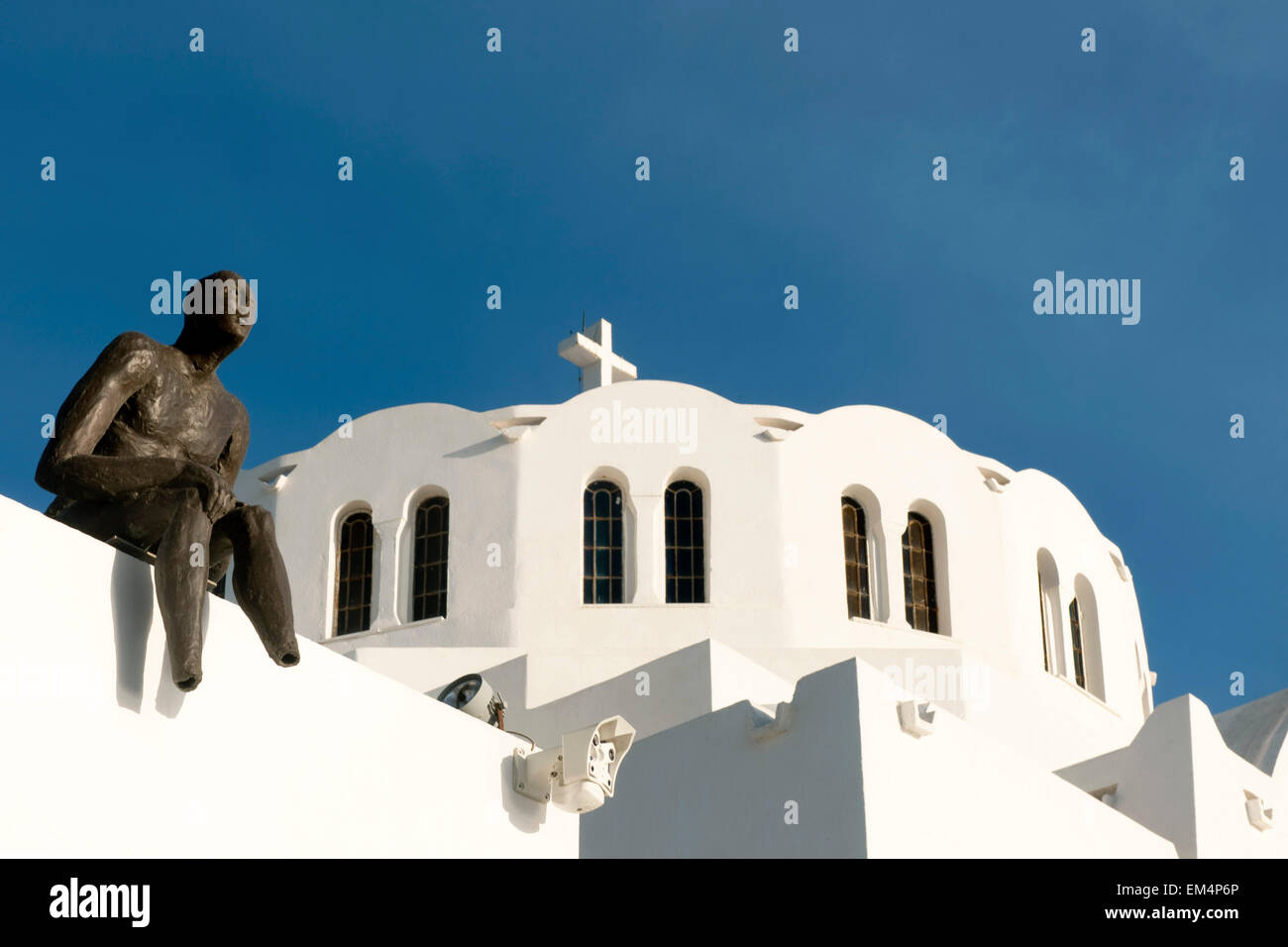 Fira, Santorin, Kykladen, Griechenland Statue Auf Dem Gebäude der Galerie "Mati", Dahinter Die Orthodoxe Kathedrale Ypapanti Stockfoto