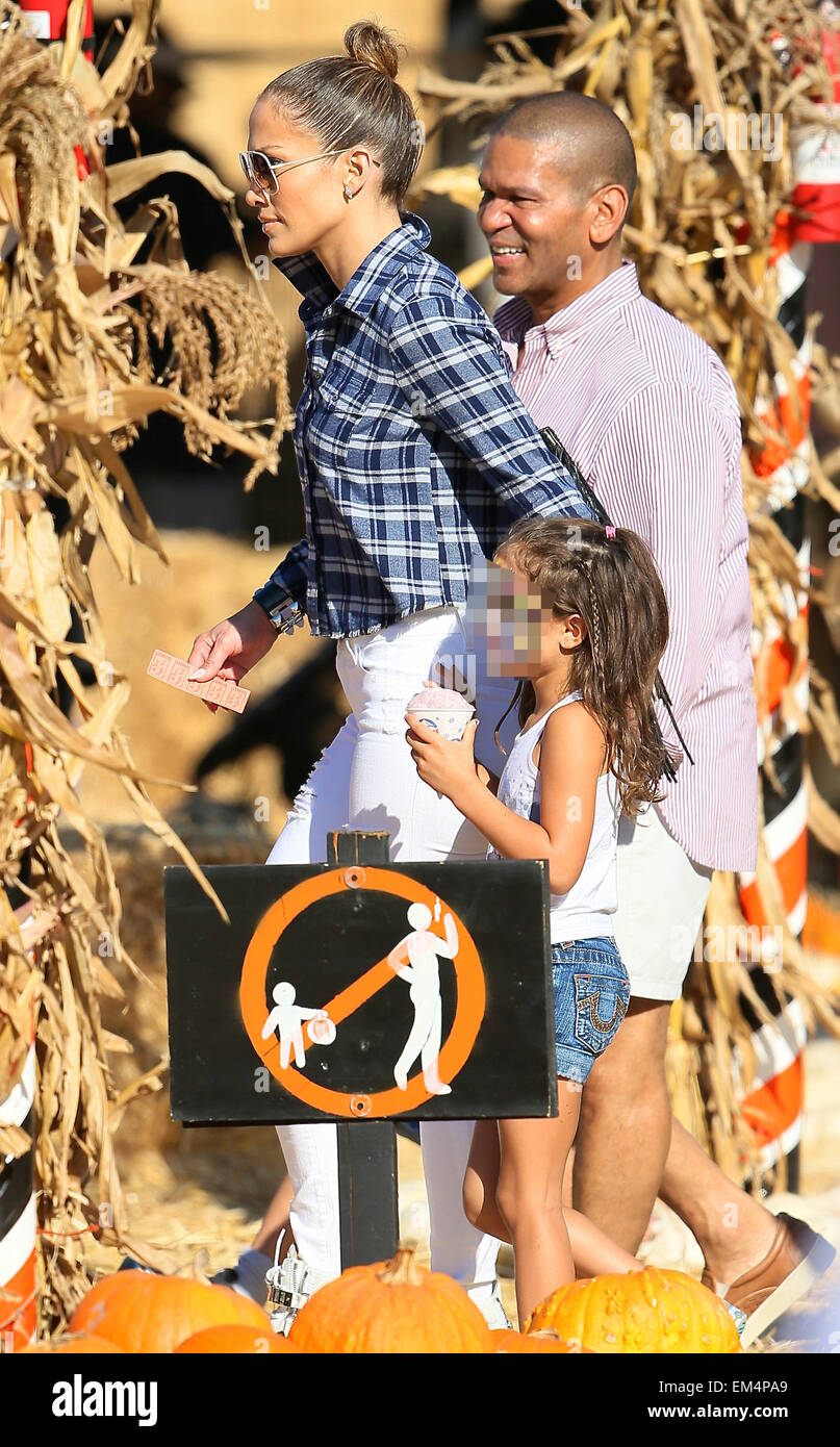 Jennifer Lopez besucht Mr Bones Pumpkin Patch mit ihren beiden Kindern Emme und Maximilian mit: Jennifer Lopez, Emme Muniz wo: Los Angeles, California, Vereinigte Staaten von Amerika bei: 11. Oktober 2014 Stockfoto