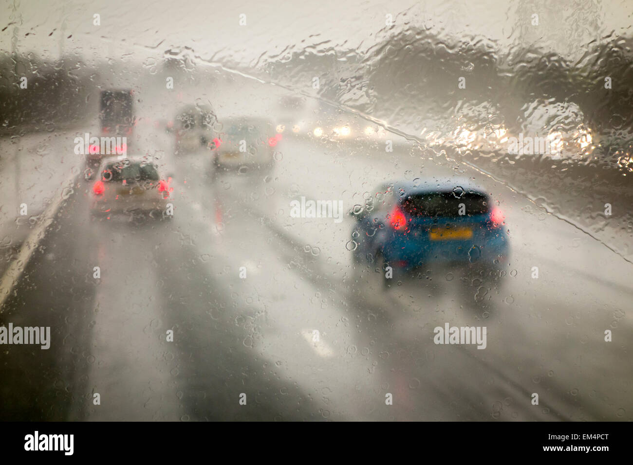 Auf der Autobahn bei starkem Regen Stockfoto