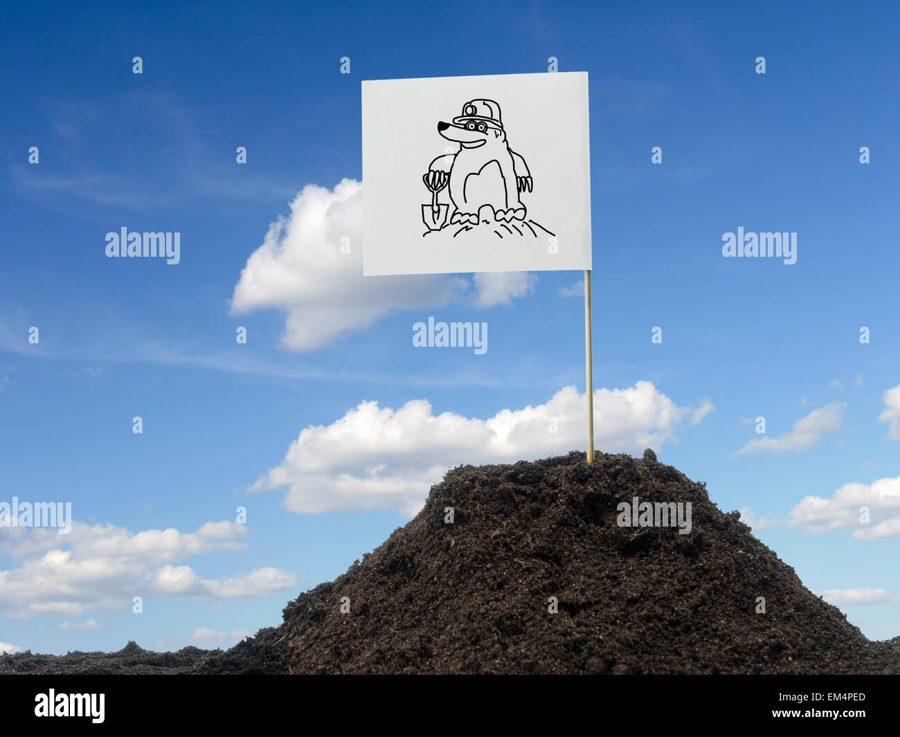 Maulwurf Hügel mit weißen Fahne zeigt Maulwurf-Symbol angebracht über blauen Himmel Stockfoto