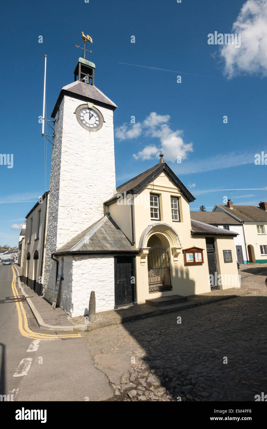 Rathaus und Uhrturm King Street Laugharne Carmarthenshire Wales Stockfoto