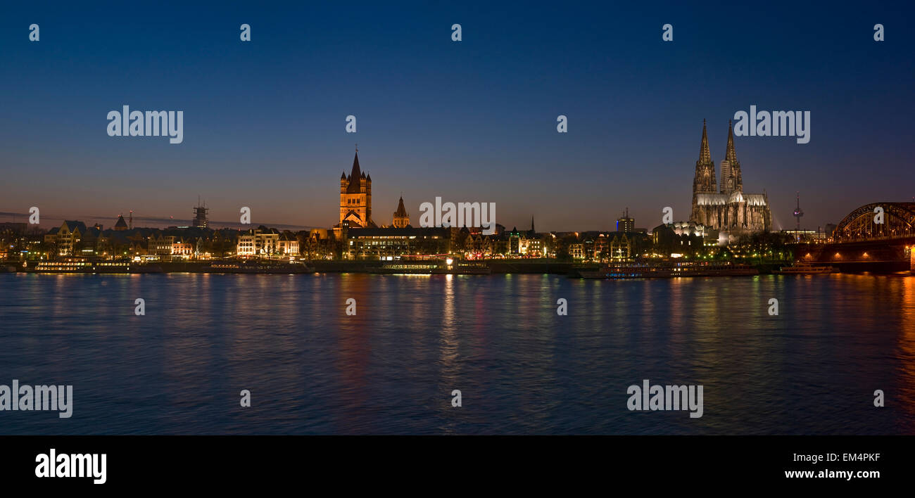 Kölner Dom, Hohenzollernbrücke und Gross Sankt Martin bei Nacht, Nordrhein-Westfalen, Deutschland, Europa Stockfoto