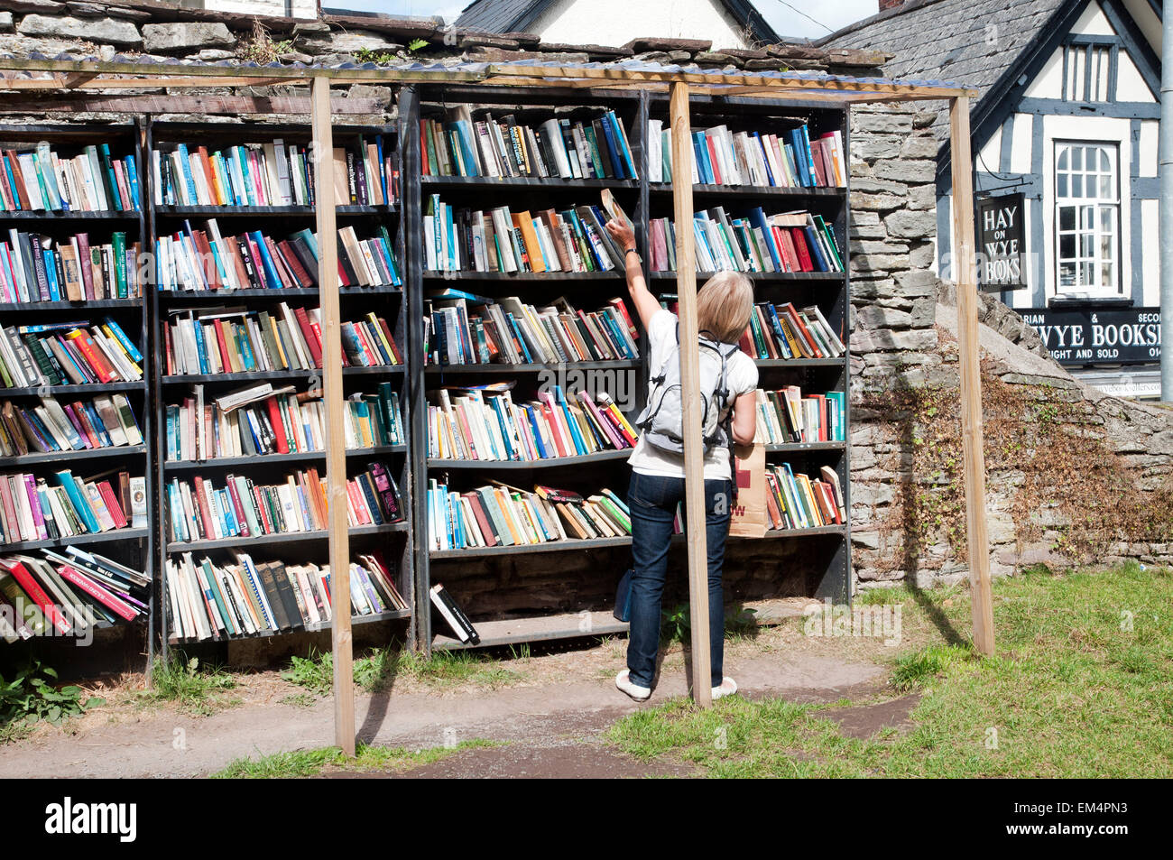 Gebrauchte Bücher in den Gärten des Schlosses von Hay-on-Wye, Wales, UK Europe Stockfoto