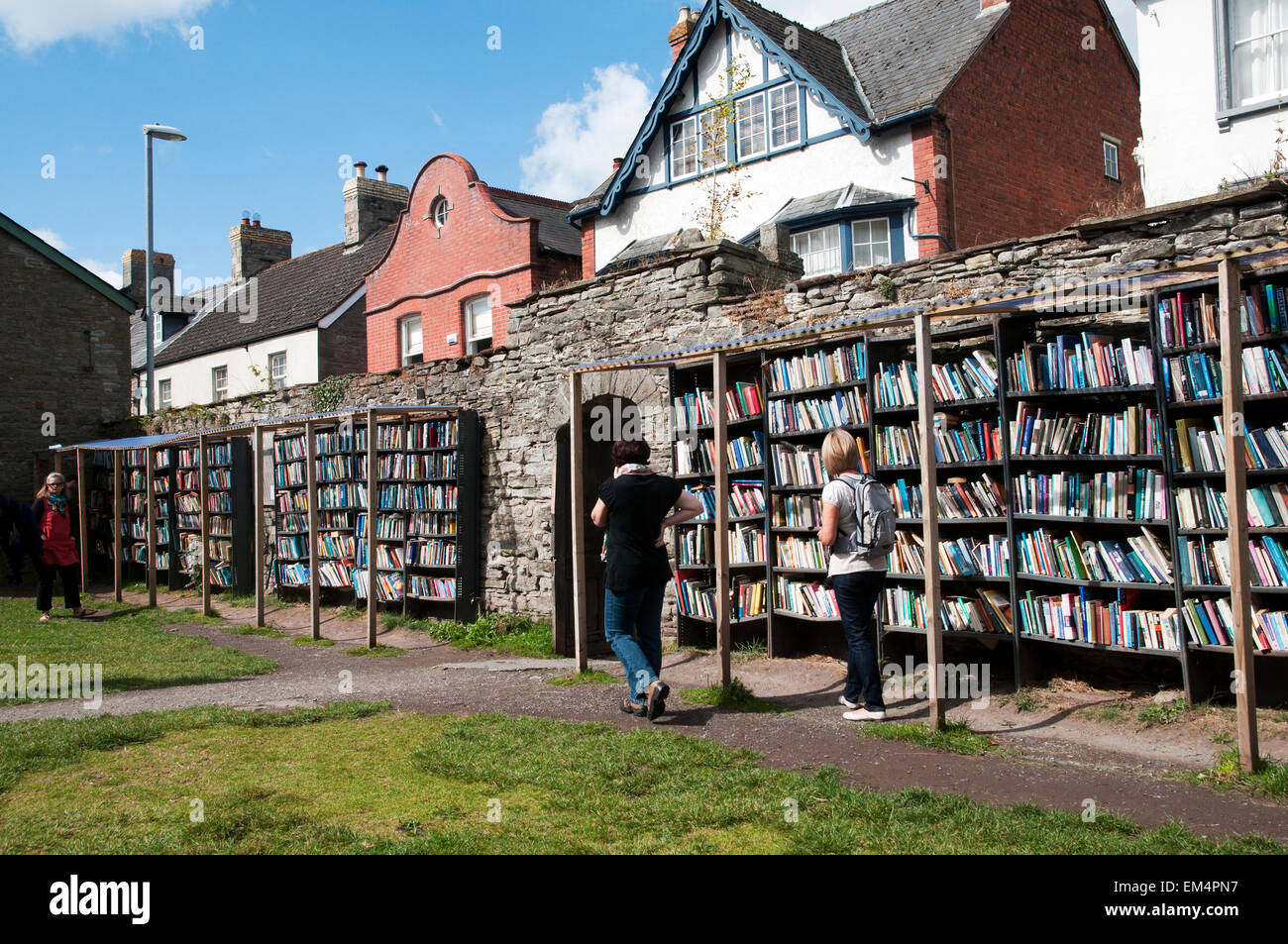 Gebrauchte Bücher in den Gärten des Schlosses von Hay-on-Wye, Wales, UK Europe Stockfoto