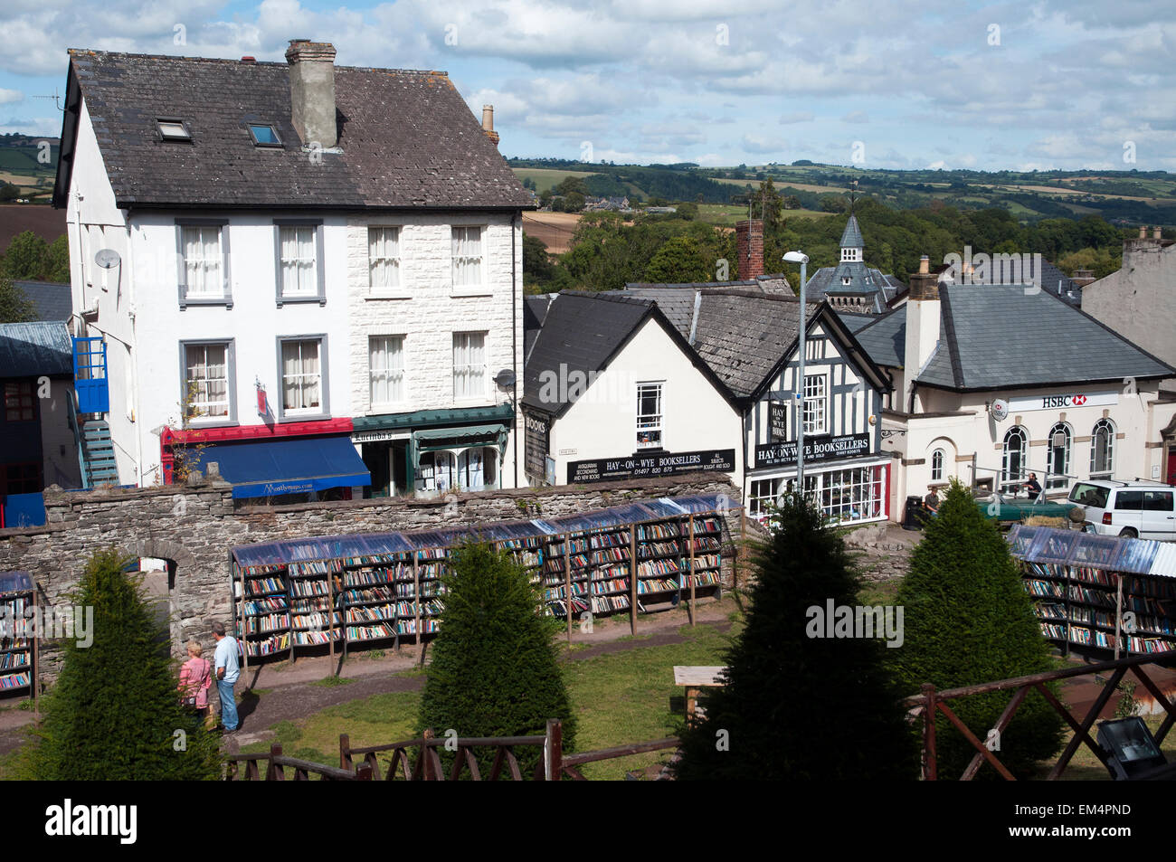Gebrauchte Bücher in den Gärten des Schlosses von Hay-on-Wye, Wales, UK Europe Stockfoto