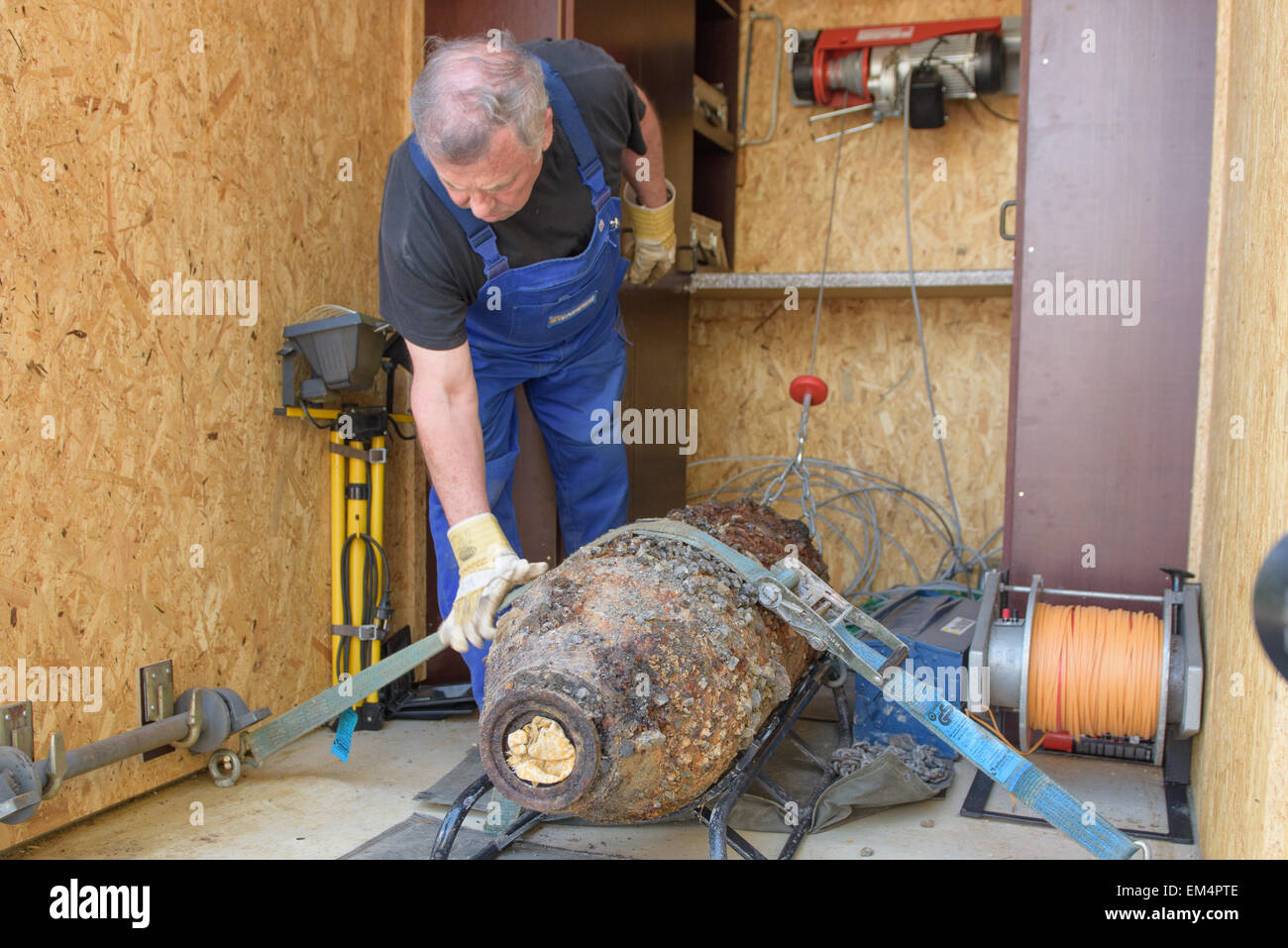 Saalfeld, Deutschland. 16. April 2015. Werner Schmidt, Munition Entsorgung Truppen-Führer mit der Tauber explosive Verordnung Entsorger, bereitet eine Fliegerbombe Transport in Saalfeld, Deutschland, 16. April 2015. Die 500 Pfund (228kg)-Bombe aus dem 2. Weltkrieg entdeckt am Vortag, war heute Nachmittag entschärft. Foto: CANDY WELZ/Dpa/Alamy Live News Stockfoto