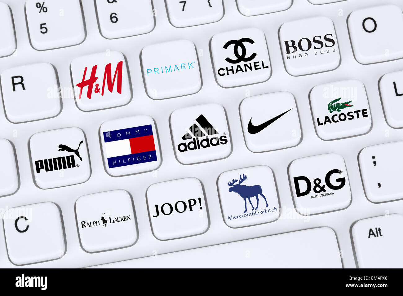 Berlin, Deutschland - 7. April 2015: Sammlung von Logos der Mode-Kleidung- Marken wie Adidas, Puma, Nike, Primark, Abercrombie und Stockfotografie -  Alamy