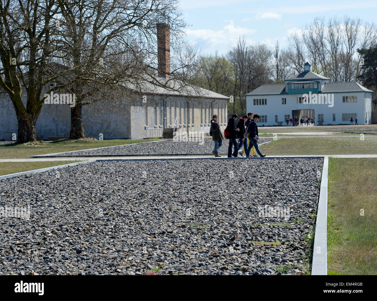 Oranienburg, Deutschland. 16. April 2015. Die Standorte der ehemaligen Häftlinge Kasernen sind mit Stahl trim und Kies in das Konzentrationslager Sachsenhausen in Oranienburg, Deutschland, 16. April 2015 angegeben. Zum 70. Jahrestag der Befreiung des Lagers wird am Samstag, 18. April 2015 gefeiert. Foto: BERND SETTNIK/Dpa/Alamy Live News Stockfoto