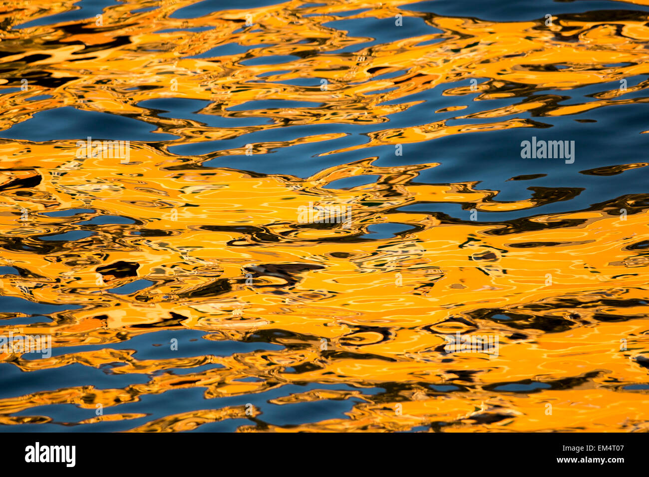 Farbe-Reflexionen über das Meer Stockfoto