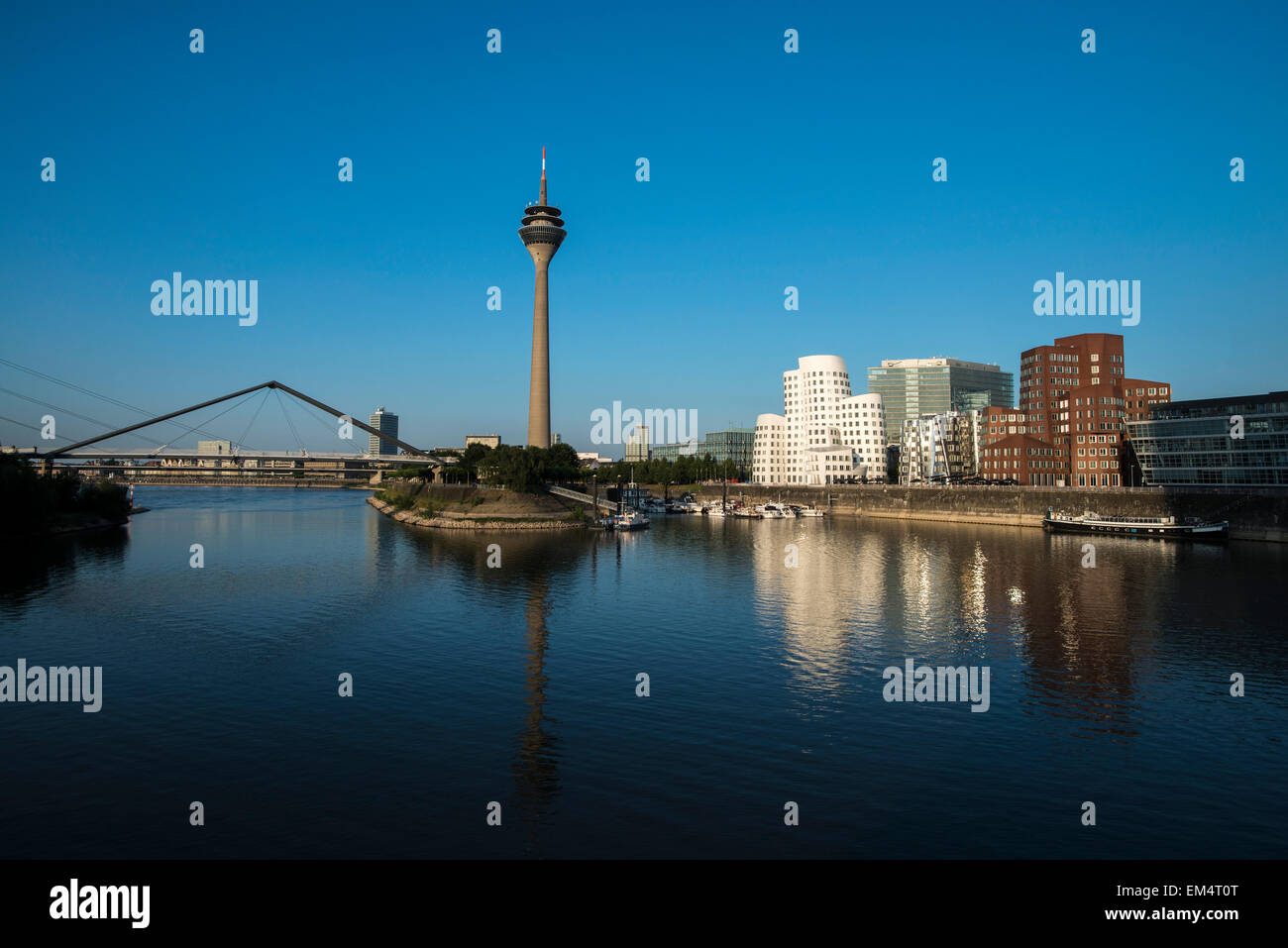 Rheinturm und Gehry-Bauten in Medien Hafen von Düsseldorf, Nordrhein-Westfalen, Deutschland, Nordeuropa Stockfoto