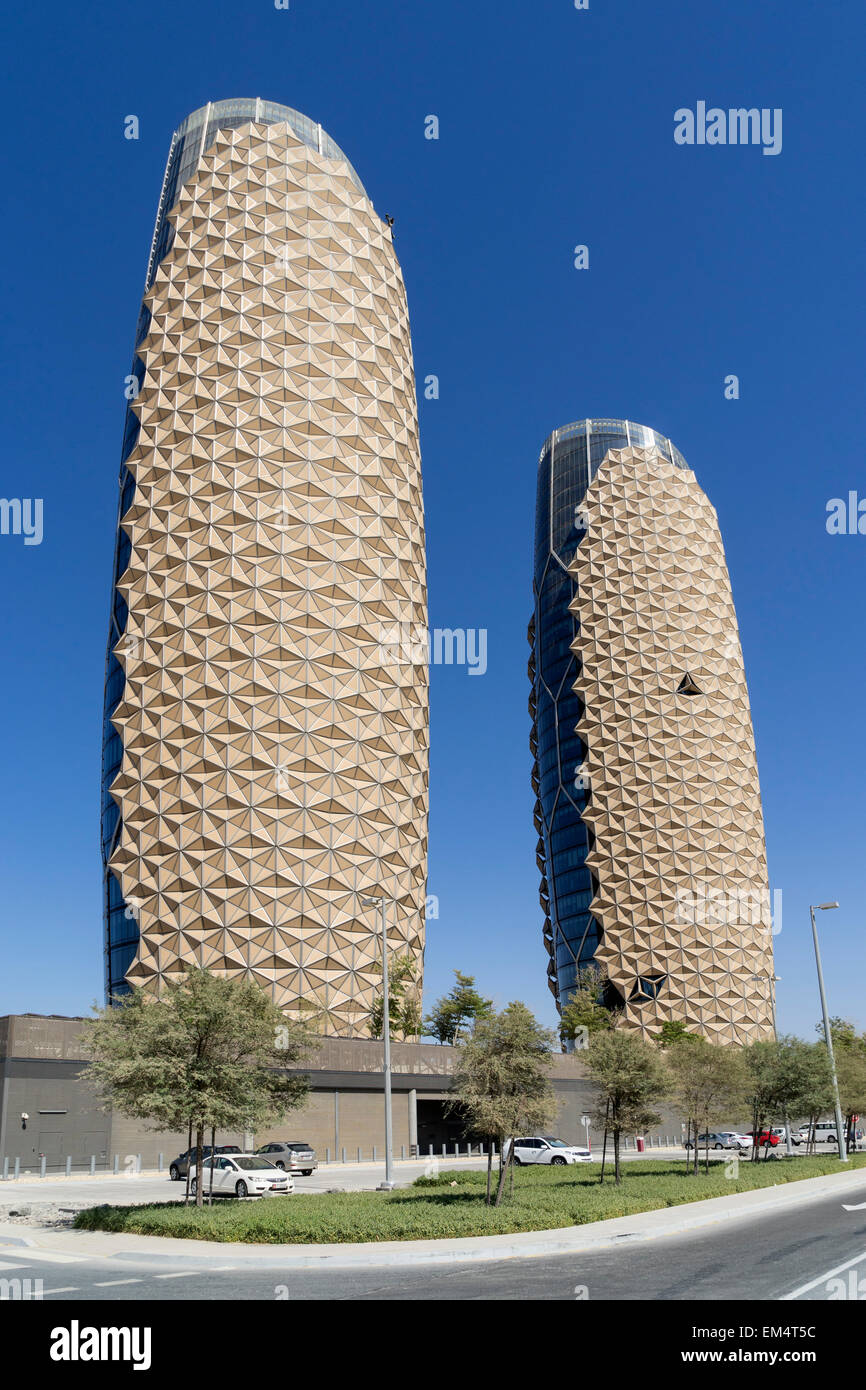 Außenseite des Al Bahr (Al Bahar) Türme in Abu Dhabi Vereinigte Arabische Emirate mit innovativen automatischen Sonne Abschirmung außen Stockfoto