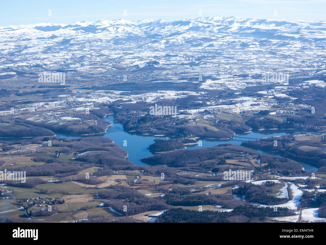 Luftaufnahme von Schnee bedeckt die Berge des Massif Central in Frankreich Stockfoto