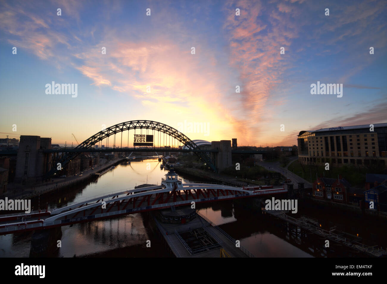 Sonnenaufgang über dem Fluss Tyne Brücken in Newcastle, Tyne and Wear, Großbritannien Stockfoto
