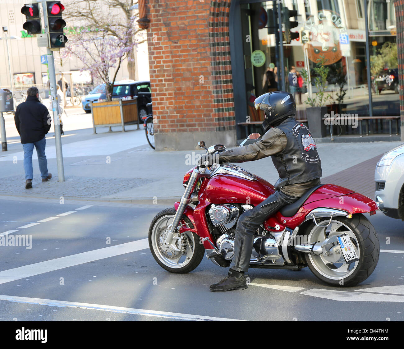 Motorrad-Fahrer warten an roten Ampel an der Innenstadt von Hannover Stockfoto